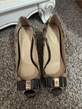 COACH Women's Brown Signature Peep-Toe Pumps with Bow Size 5.5
